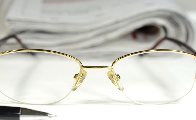 Brillen und Zeitung
