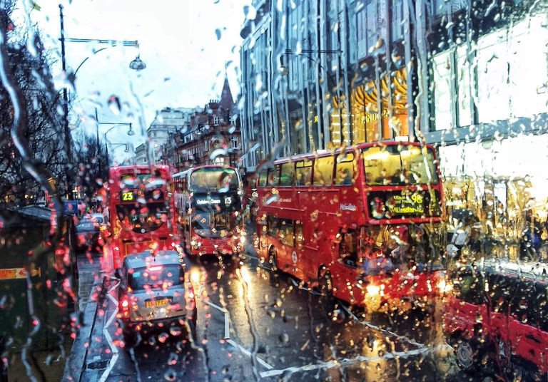 Utsikt over London-trafikken gjennom vått vindu