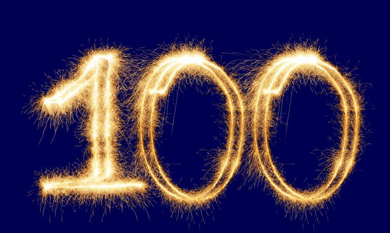 el número 100 en luz brillante