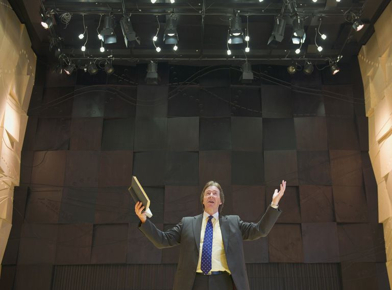 predicatore che fa sermone sul palco