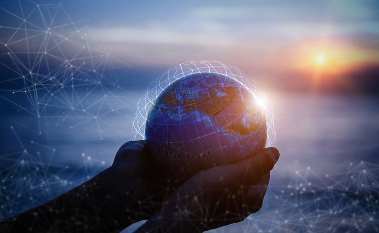 Mãos pequenas segurando o mundo com o conceito de conexão global.