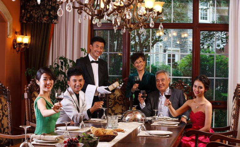 Cenário de bom gosto com vinho e comida saborosa.