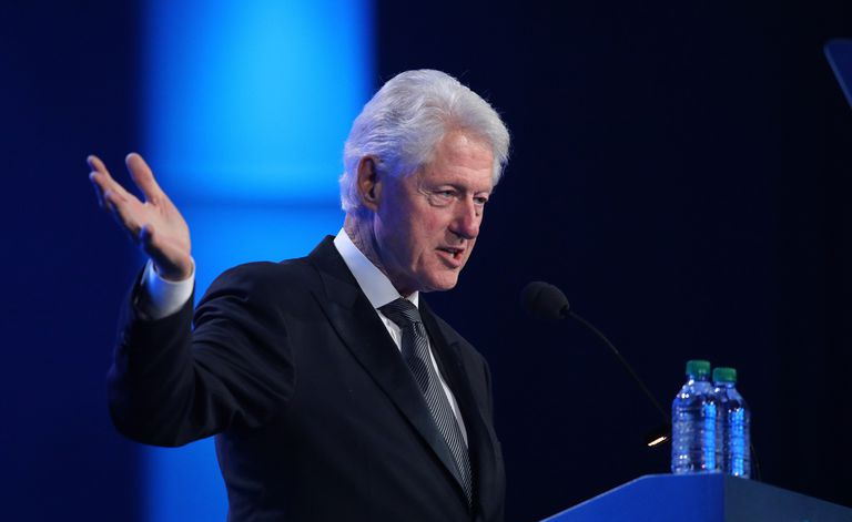 Präsident Bill Clinton spricht auf einem Podium, Farbfoto.