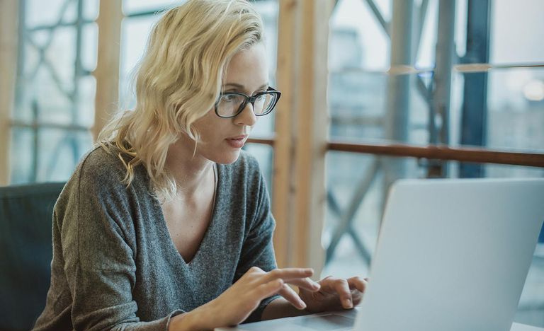 Frau, die auf Laptop schreibt