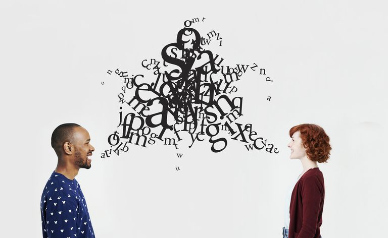 Homem e mulher com confusão ilustrada de letras