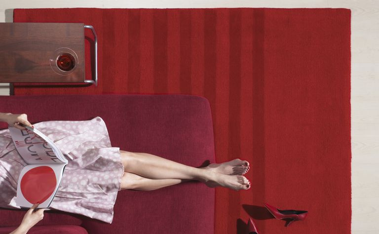 femme, détente, sur, chaise, à, magazine, basse section