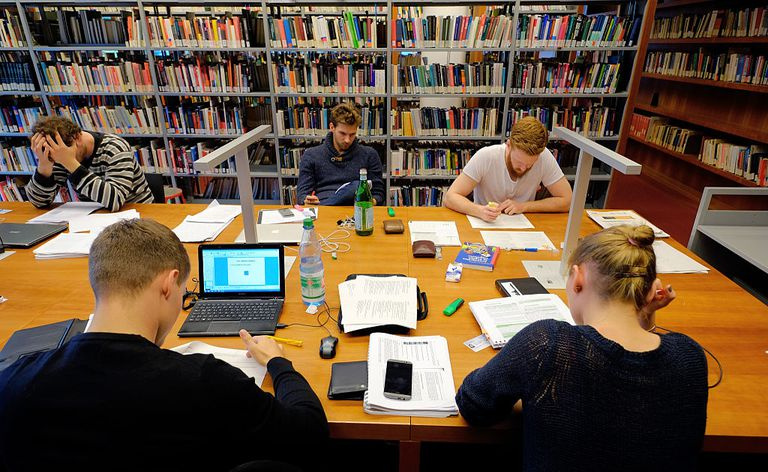 klasifikācija - studenti bibliotēkā