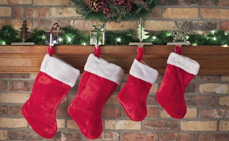 Medias navideñas colgando de un manto