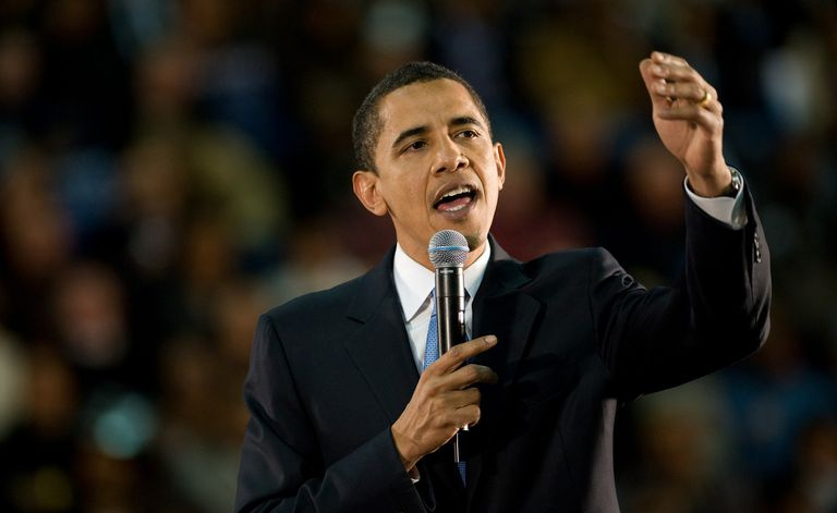Baraks Obama tur mikrofonu un saka runu.