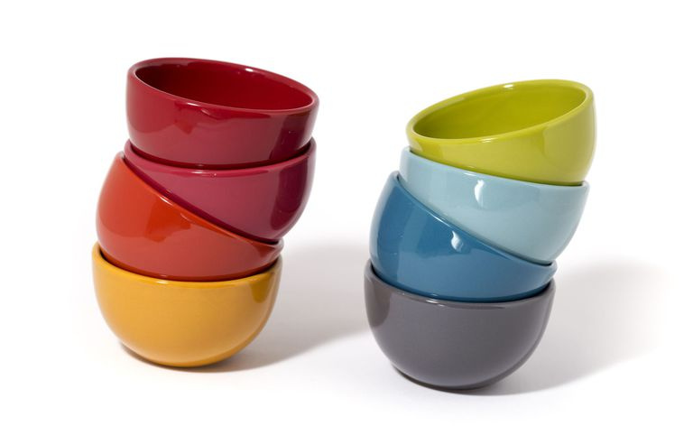 Dos pilas de cuencos de colores utilizados para representar la recursividad