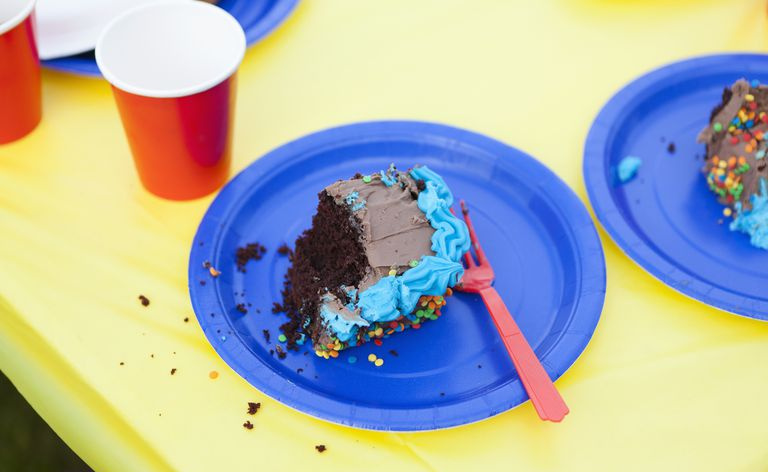 Un pezzo di torta mezza mangiata su un piatto usa e getta