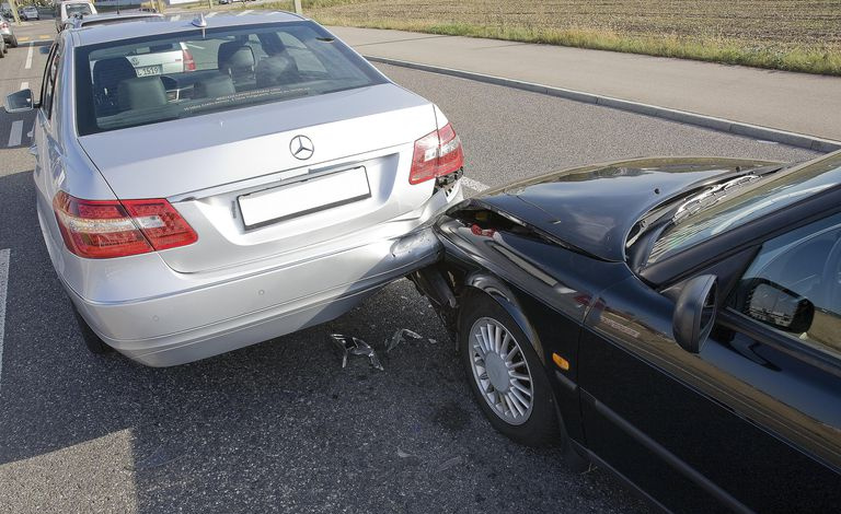 Deux voitures connectées après un fender-bender.