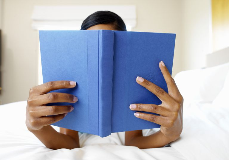 svart kvinne leser bok