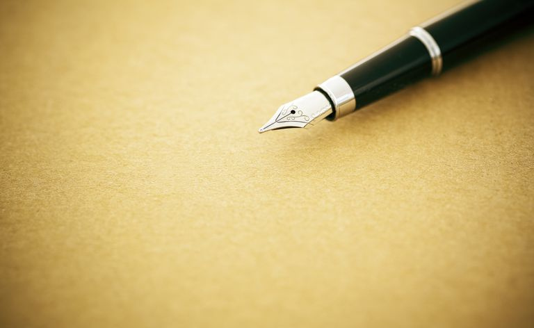 Caneta-tinteiro elegante em papel vazio velho