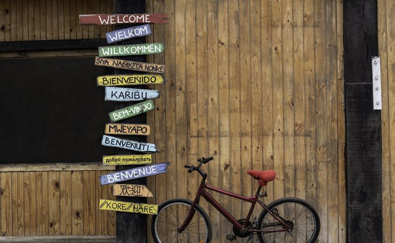Red Bike accanto ai segnali di benvenuto in diverse lingue