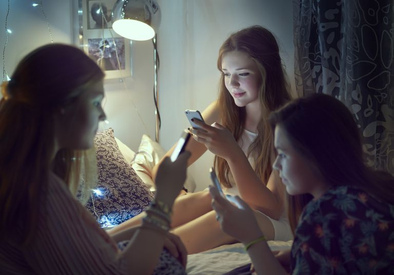 Chicas adolescentes usando sus teléfonos inteligentes