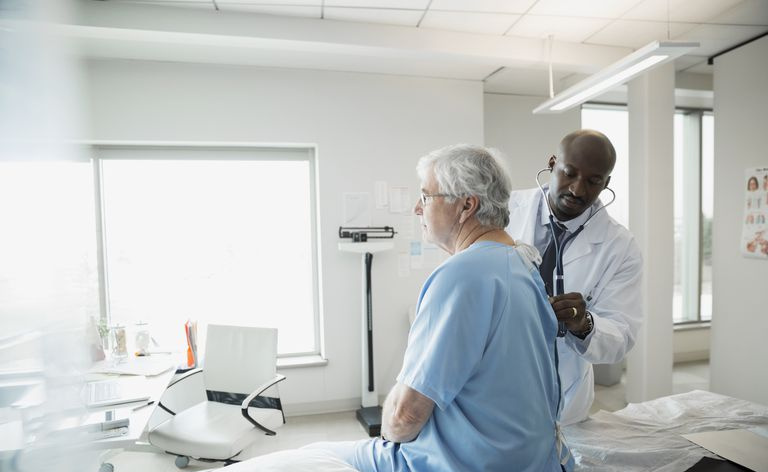 Médecin vérifiant les hommes âgés de retour dans la salle d