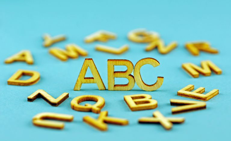 Letras de madeira em uma mesa