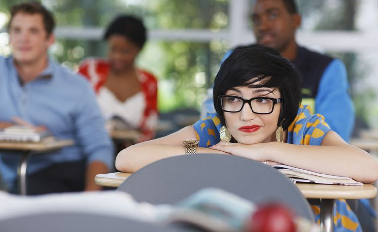 Interroger une jeune femme avec des lunettes au bureau de l