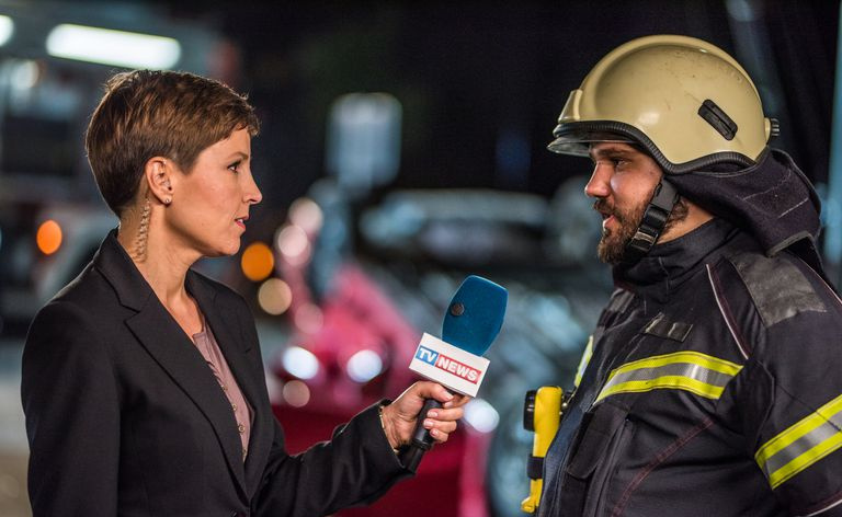 Journaliste posant des questions à Wh
