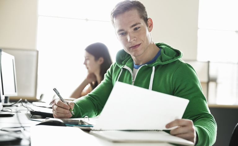 Étudiants travaillant sur des ordinateurs sur le campus universitaire