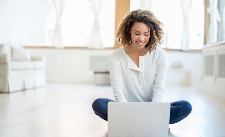 Frau schreibt auf ihrem Laptop