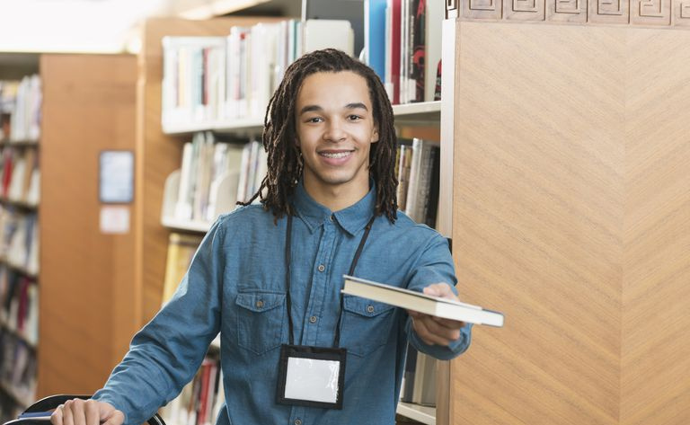 bibliotecario offre un libro