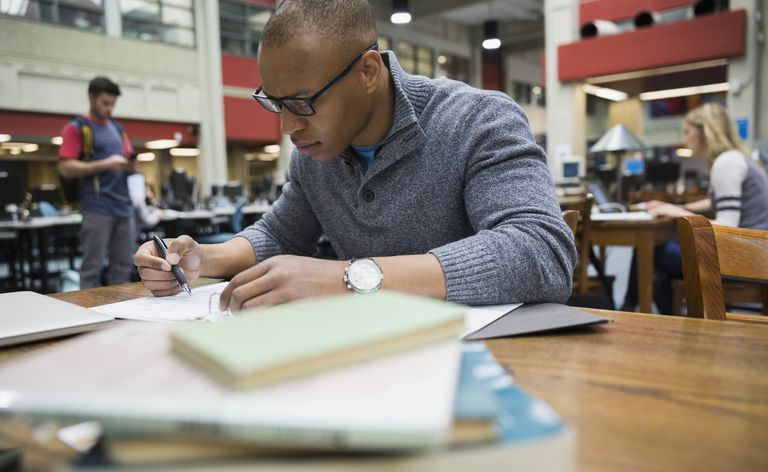 Student som studerer på et bibliotek
