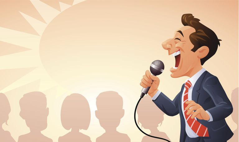 uomo che tiene un microfono è comico per una folla