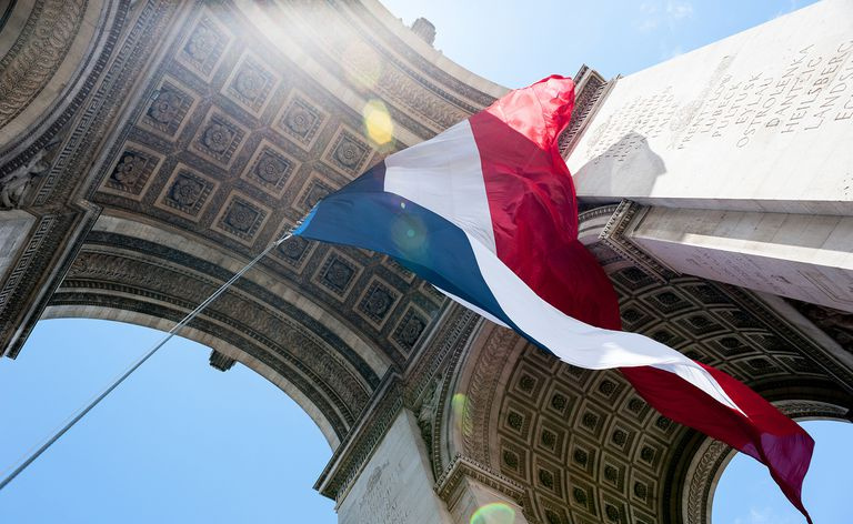 Französische Flagge unter dem Arc de Triomphe