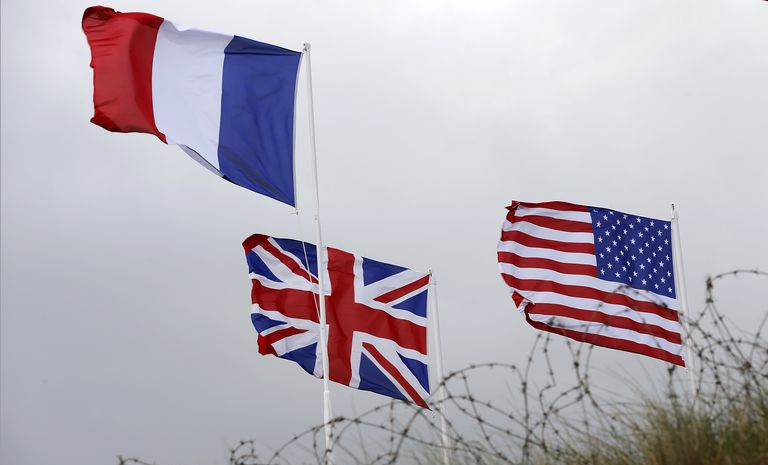 Banderas francesas, británicas y americanas