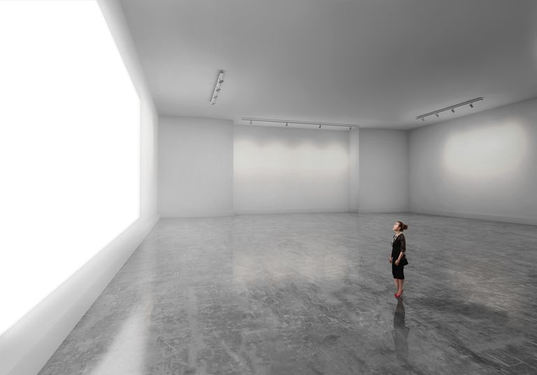 Mujer mirando la pantalla en blanco