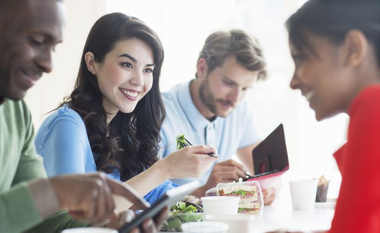 empresarios, utilizar, tableta digital, en, café