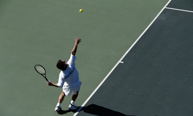 Tennisspiller som serverer
