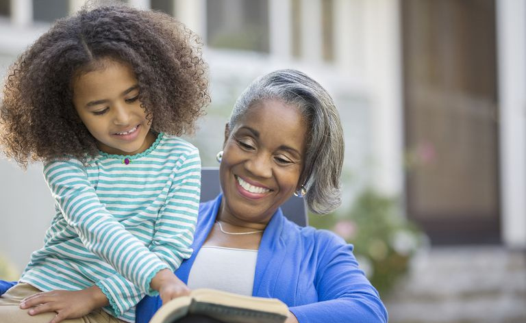 Fille lisant un livre avec grand-mère
