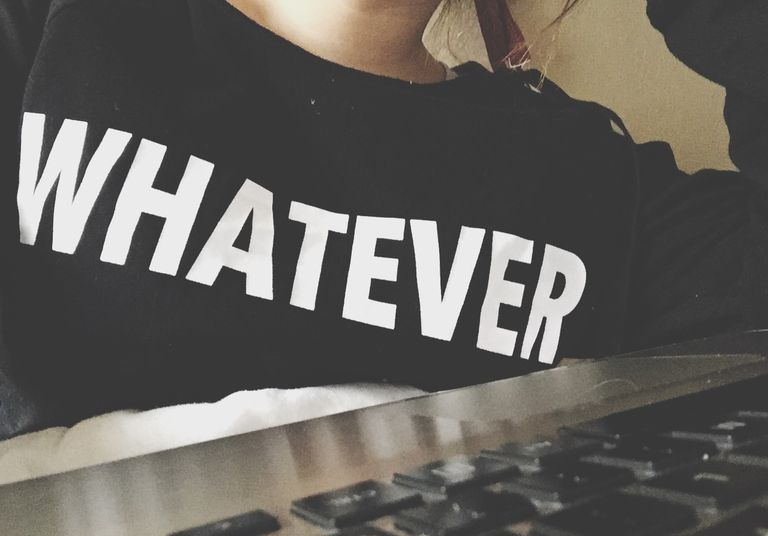 Mujer con una camiseta que dice