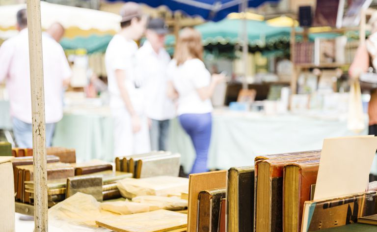 Échoppe de marché avec de vieux livres sur le marché aux puces à Aix-en-Provence, France