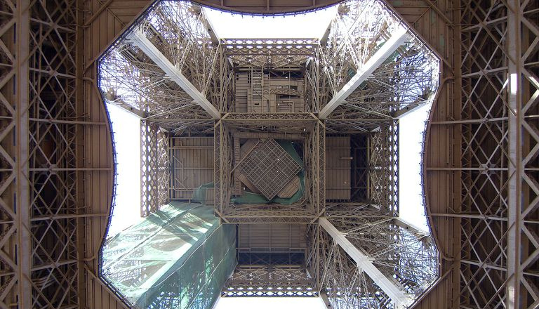 La Torre Eiffel a Parigi vista da sotto