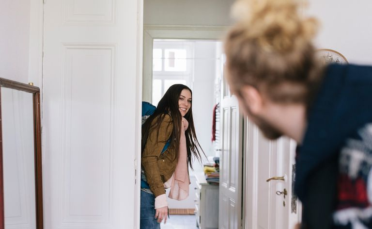 Casal saindo do apartamento