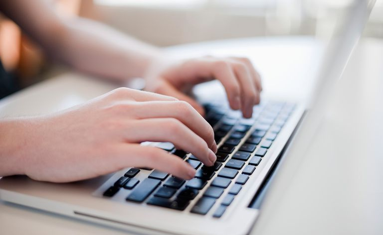 hender som skriver på tastaturet