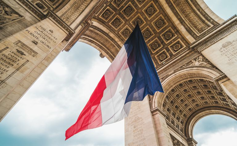 Vista de ângulo baixo da bandeira francesa