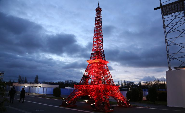PARIS, FRANÇA - 30 DE NOVEMBRO: Abertura da 21ª sessão da conferência COP21 sobre mudanças climáticas em 30 de novembro de 2015 em Paris, França. Mais de 150 líderes mundiais estão reunidos para a 21ª Sessão da Conferência das Partes da Convenção-Quadro das Nações Unidas sobre Mudança do Clima.
