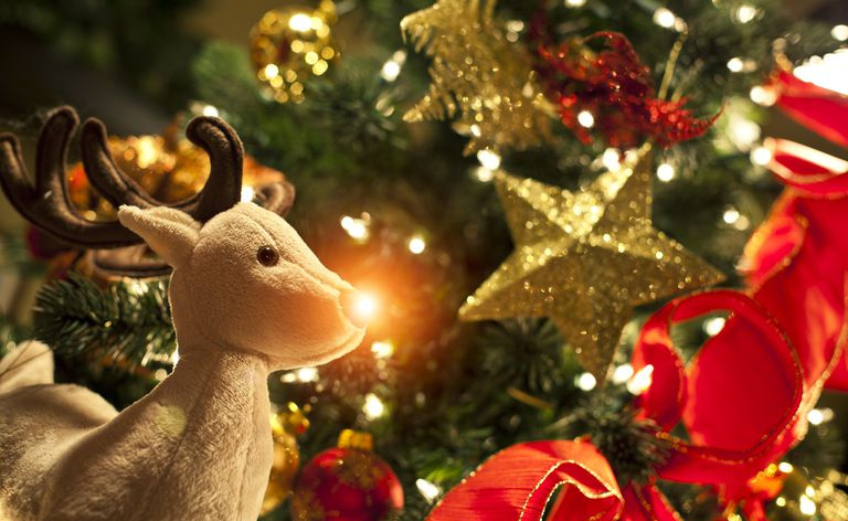Zabawka Rudolph z choinką, lampkami i ozdobami