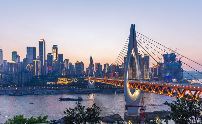 puente colgante sobre el río en Chongqing