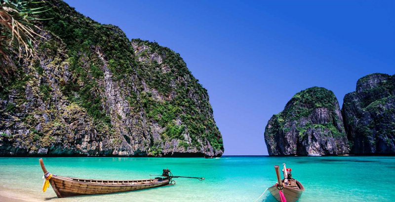 Łodzie taksówkowe w Maya Bay