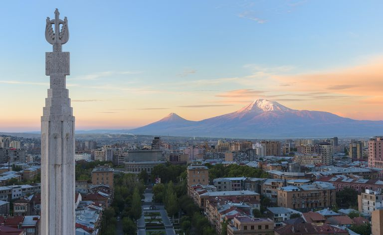 日の出、エレバン、アルメニア、中央アジア、アジアでカスケードから見たアララト山とエレバン山