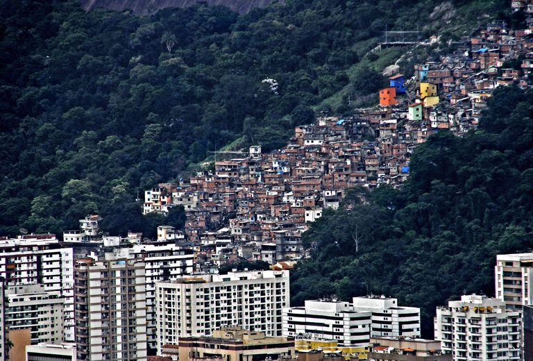 Favela et bâtiments à Rio de Janeiro, Brésil
