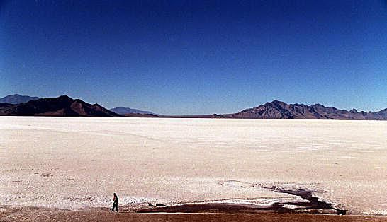 Bonneville Salt Flats er resten av Lake Bonneville som dekket en tredjedel av staten Utah for over 10 000 år siden. Det er et av de mest konsekvent flate områdene på jorden, noe som gjør det til det ideelle hjemmet for forsøk på landhastighetsrekord.