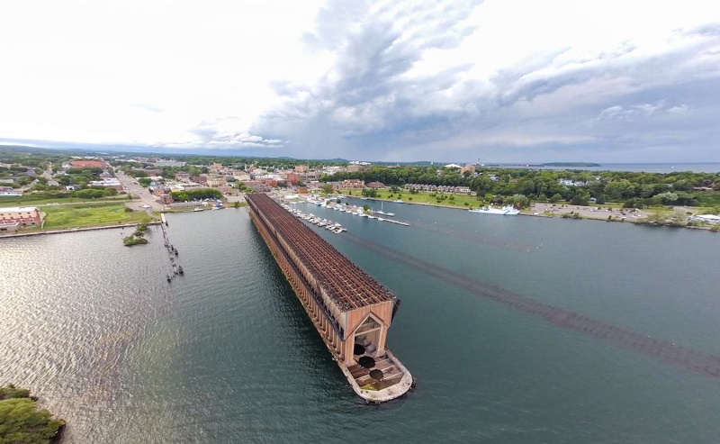 Uma foto aérea da abandonada e icônica Ore Dock em Marquette, Michigan, ao longo da margem do Lago Superior.