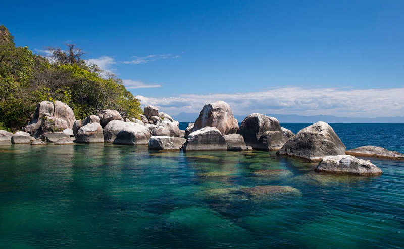 Água clara turquesa e rochas de granito, Ilha Mumbo, Cape Maclear, Lago Malawi, Malawi, África